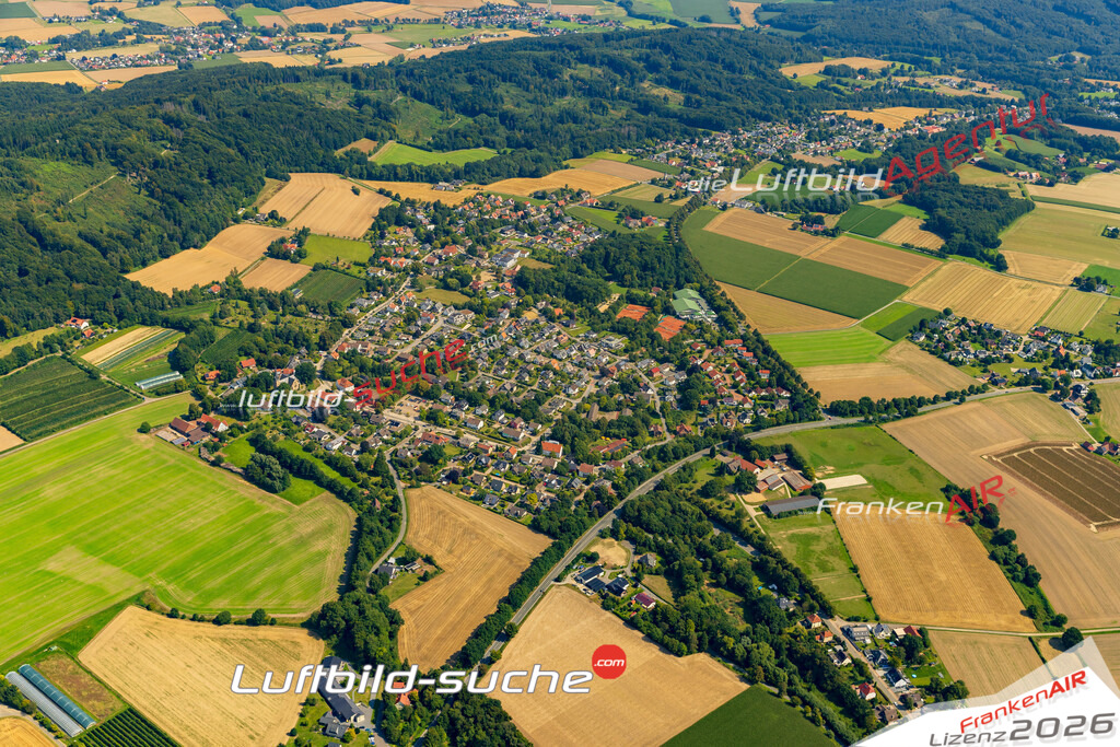Luftbild der Stadt Rödinghausen - Die Luftaufnahme wurde 2025 vom UL-Flugzeug heraus erstellt ( keine Drohne ) - Hochauflösende Luftaufnahme - für professionelle Ausdrucke geeignet. Die Geschenkidee !Hier alle&nbsp;Infos zur Lizenzierung der LuftaufnahmeWir fliegen auch dieses Jahr wieder in Ihre Region um Luftbilder zu erstellen.- Luftbild anfragen