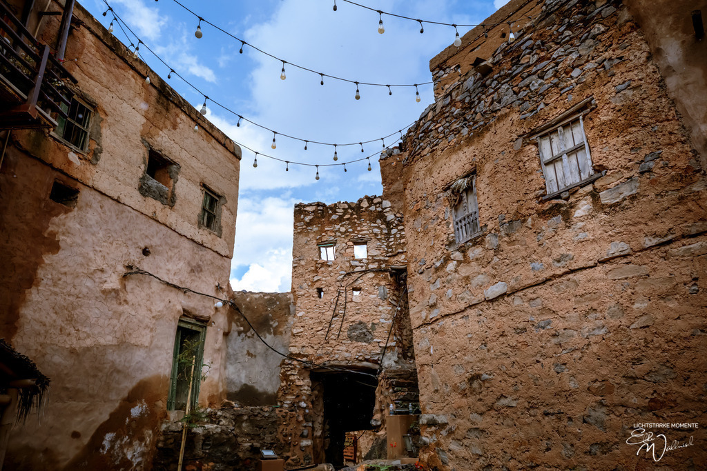 Bergdorf Misfah, Oman | Herzlich willkommen auf meiner Seite! Ich bin Elke Wallnisch, Deine Fotografin für lichtstarke Momente. Der Name steht für alles, was mich mit der Fotografie verbindet: Das Licht und seine machtvolle Wirkung auf eine Situation oder unsere Stimmung - Realisiert mit Pictrs.com