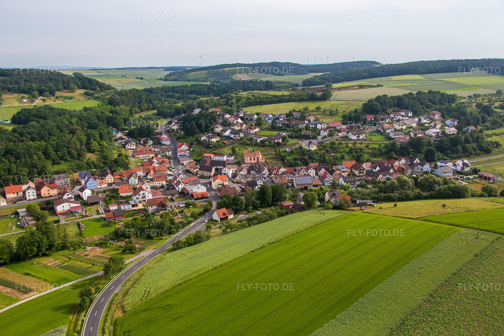 Luftbild: Ortsansicht von Süden im Ortsteil Wüstenzell in Holzkirchen im Bundesland Bayern in Deutschland. Foto: IMG_089746.jpg vom 11.06.2016 durch Werner Riehm/FLY-FOTO.de