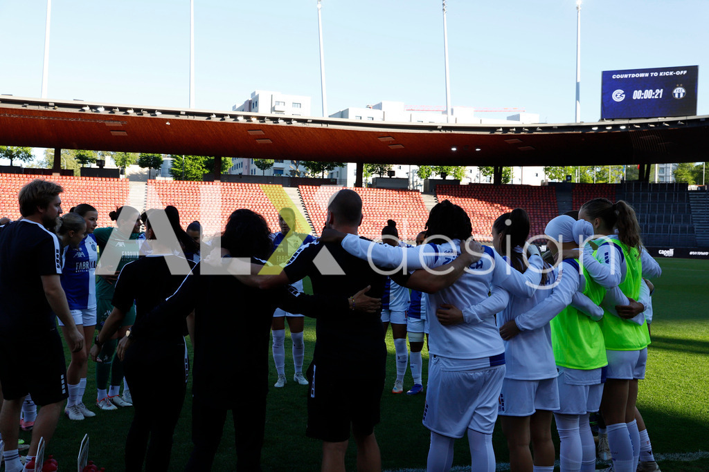 GC Zürich vs FC Zürich - AXA Women’s Super League Playoffs - Stadion Letzigrund | Teamfoto of GC Zürich during the AXA Women’s Super League Playoffs quarter-final second leg between GC Zürich and FC Zürich at Stadion Letzigrund, Zurich, Switzerland. - Realisiert mit Pictrs.com