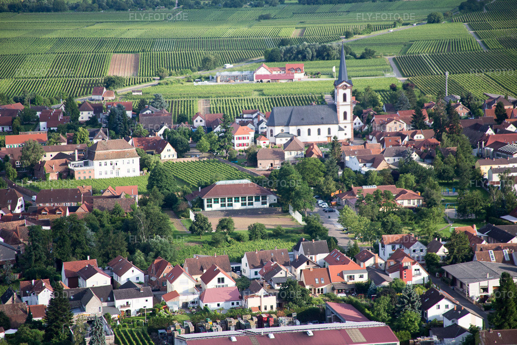 Luftbild: Kirchengebäude im Dorfkern in Edesheim im Bundesland Rheinland-Pfalz in Deutschland. Foto: IMG_090141.jpg vom 26.06.2016 durch Werner Riehm/FLY-FOTO.de