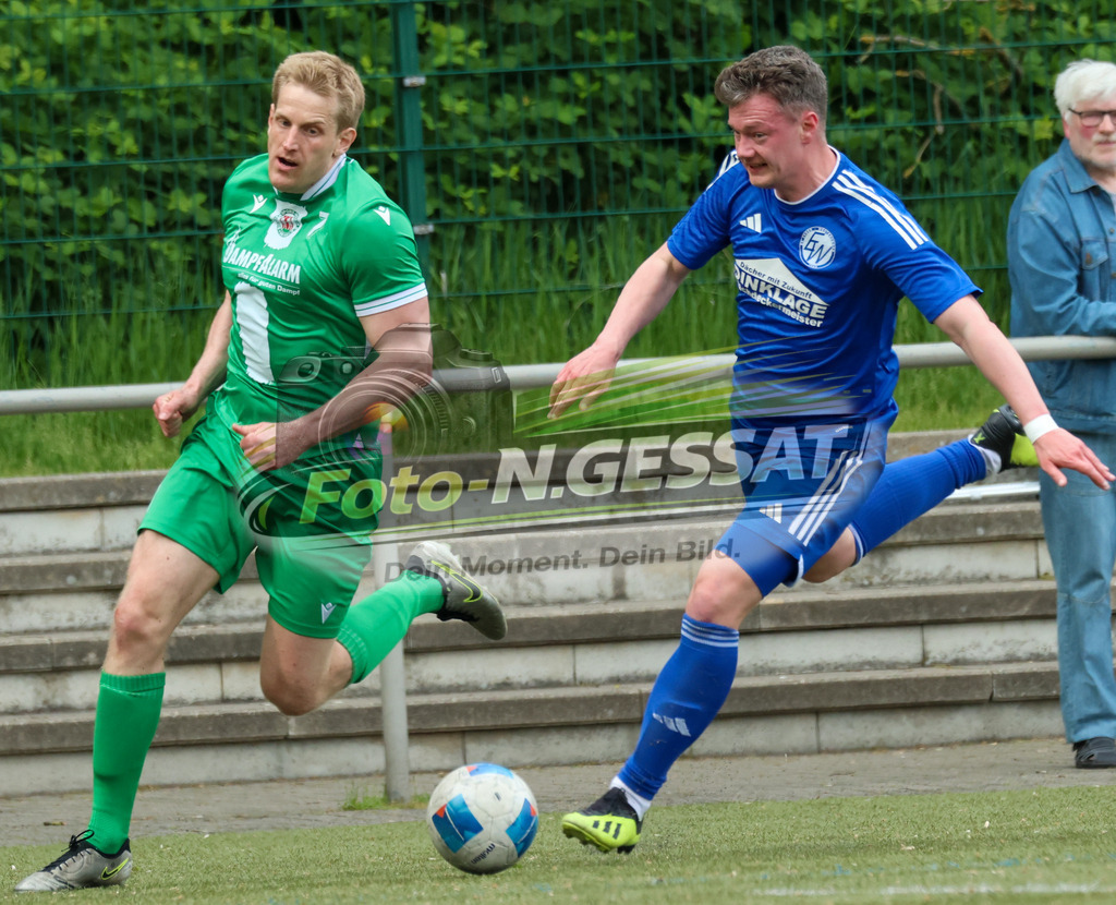 Bünder SV - SV Enger-Westerenger, | Auf dem Bild zu sehen: grün Bünder SV: Volkmar Vöge (Weg zum 3:0); blau SV Enger-Westerenger: Marcel Ebmeyer Bünder SV, SV Enger-Westerenger, Saison 25/26, Kreisliga A, Bünde, Deutschland - Realisiert mit Pictrs.com