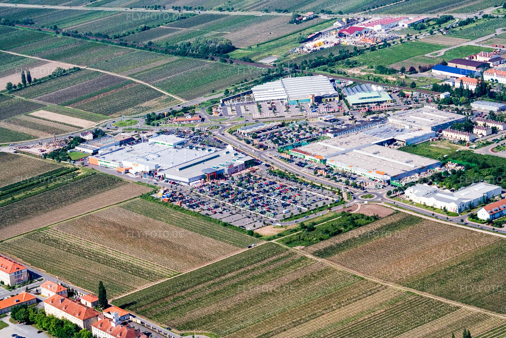 Luftbild: Globus in Neustadt an der Weinstraße im Bundesland Rheinland-Pfalz in Deutschland. Foto: IMG_2161.jpg vom 03.06.2006 durch Werner Riehm/FLY-FOTO.de