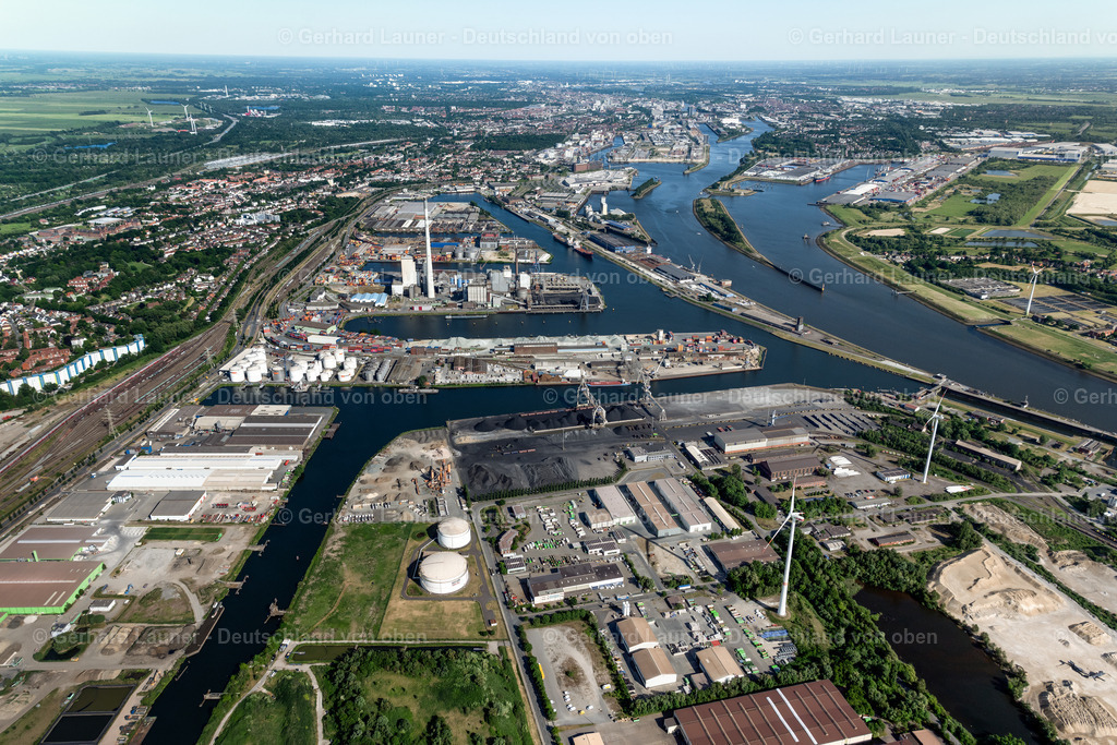 4030146 | BREMEN 01.06.2020 Hafenanlagen am Ufer des Fluß- Verlaufes der Weser im Ortsteil Industriehäfen in Bremen, Deutschland. Weiterführende Informationen bei: bremenports GmbH &amp; Co. KG. // Port facilities on the banks of the river course of the Weser in the district Industriehaefen in Bremen, Germany. Further information at: bremenports GmbH &amp; Co. KG. Foto: Gerhard Launer