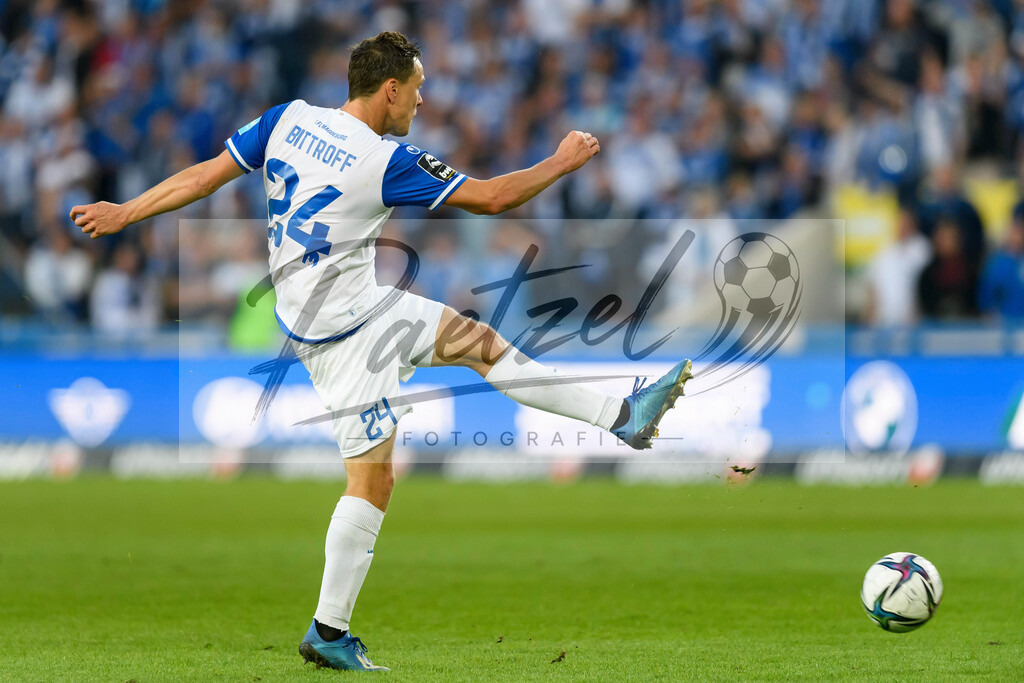 FCMFCK20210904_242 | Fussball, Herren: Alexander Bittroff (1. FC Magdeburg) in Aktion, am Ball, Einzelaktion beim Spiel der 3. Liga zwischen 1. FC Magdeburg und 1. FC Kaiserslautern in der MDCC-Arena am 04.09.2021 in Magdeburg, Deutschland.DFB / DFL REGULATIONS PROHIBIT ANY USE OF PHOTOGRAPHS AS IMAGE SEQUENCES AND/OR QUASI-VIDEO. - Realisiert mit Pictrs.com