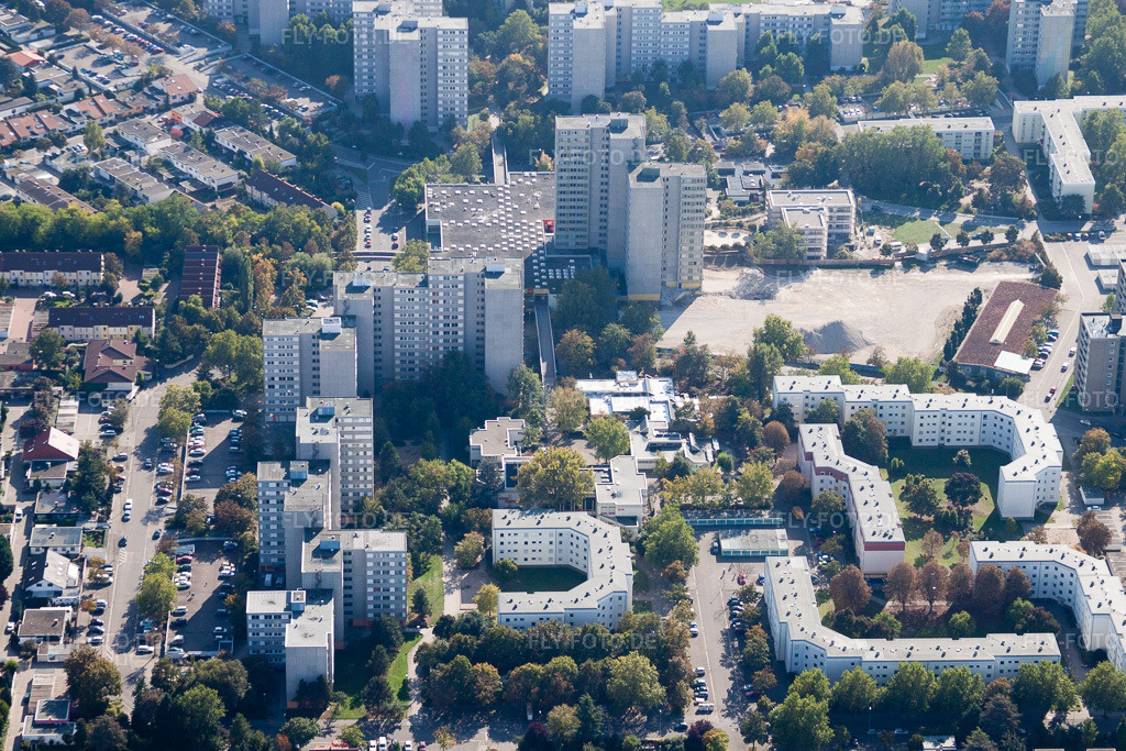 Luftbild: Hochhäuser im Wohngebiet einer industriell gefertigten Plattenbau- Siedlung am Londoner Ring im Ortsteil Pfingstweide in Ludwigshafen im Bundesland Rheinland-Pfalz in Deutschland. Foto: IMG_21767.jpg vom 09.10.2009 durch Werner Riehm/FLY-FOTO.de