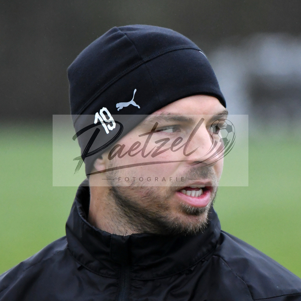 20200125_TRAOSN_0065 | Fußball, Herren: Kevin Wolze (VfL Osnabrück) schaut beim Training des VfL Osnabrück am 25.01.2020 im Sportpark Illoshöhe in Osnabrück, Deutschland.(Foto von Nico Paetzel) - Realisiert mit Pictrs.com