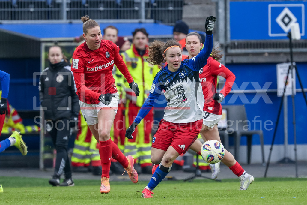Fussball, Google Pixel Frauen-Bundesliga, Hamburger SV - SC Freiburg | v.li.: Julia Stierli (SC Freiburg, 5) und Melanie Brunnthaler (Hamburger SV, HSV, 11) im Zweikampf, Duell, Dynamik, Aktion, Action, Spielszene, DIE DFB-RICHTLINIEN UNTERSAGEN JEGLICHE NUTZUNG VON FOTOS ALS SEQUENZBILDER UND/ODER VIDEOÄHNLICHE FOTOSTRECKEN. DFB REGULATIONS PROHIBIT ANY USE OF PHOTOGRAPHS AS IMAGE SEQUENCES AND/OR QUASI-VIDEO.