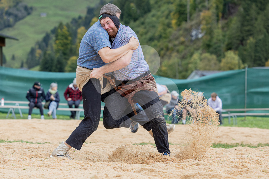 Unteriberg2025_2625 | Die Schwinger des Schwyzer Kantonalen Schwingerverbandes: Fotos, die Dynamik und Leidenschaft festhalten, sowie emotionale Momente aus dem traditionellen Schwingsport zeigen. - Realisiert mit Pictrs.com