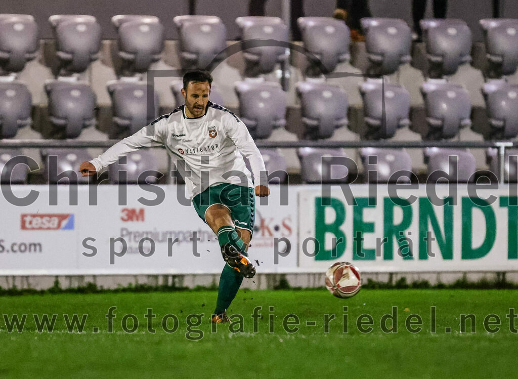 2023-11-17_043_FC_Schwaig_gegen_SpVgg_Feldmoching | Oberding, Deutschland, 17.11.2023:
Fußball, Landesliga Südost 2023 / 2024, 21. Spieltag, FC Schwaig gegen SpVgg Feldmoching, Endergebnis: 1:1

Nils Ehret (FC Schwaig, #25)

Foto: Christian Riedel / fotografie-riedel.net