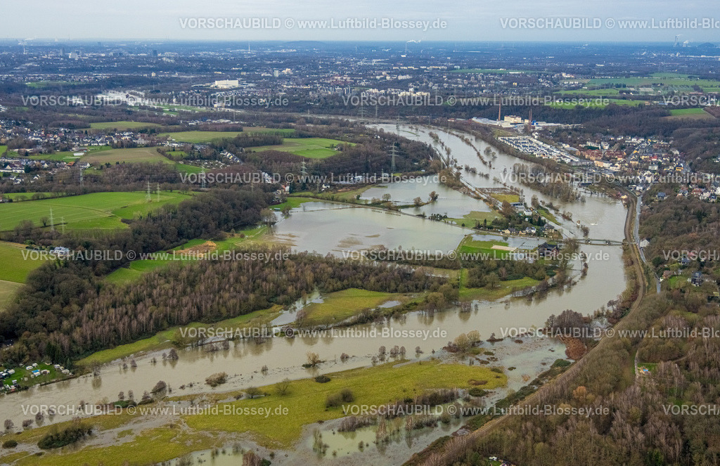 Bochum231202457Ruhr | Luftbild, Ruhrhochwasser, Weihnachtshochwasser 2023, Fluss Ruhr tritt nach starken Regenfällen über die Ufer, Überschwemmungsgebiet an der Schwimmbrücke Dahlhausen, Bäume und Strommasten im Wasser, hinten der Ruhrauenpark Dahlhausen, Baak, Hattingen, Ruhrgebiet, Nordrhein-Westfalen, Deutschland