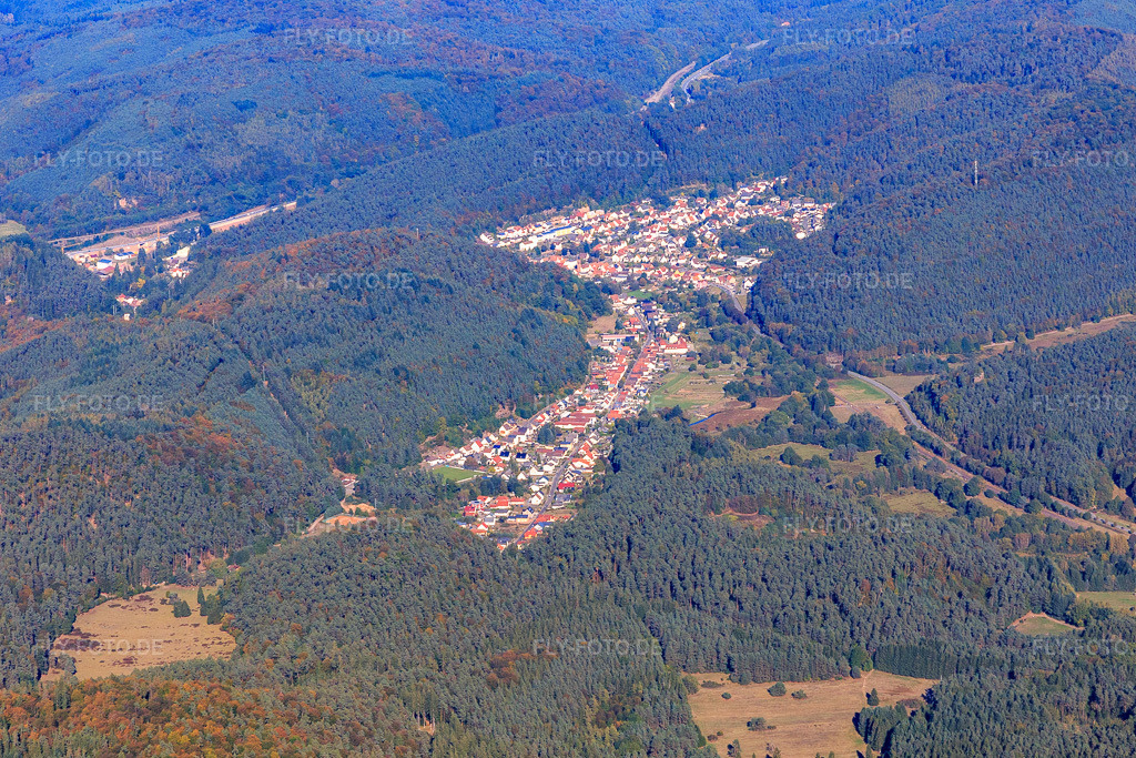 Luftbild: Ortsansicht in Hinterweidenthal im Bundesland Rheinland-Pfalz in Deutschland. Foto: IMG_095218.jpg vom 16.10.2016 durch Werner Riehm/FLY-FOTO.de