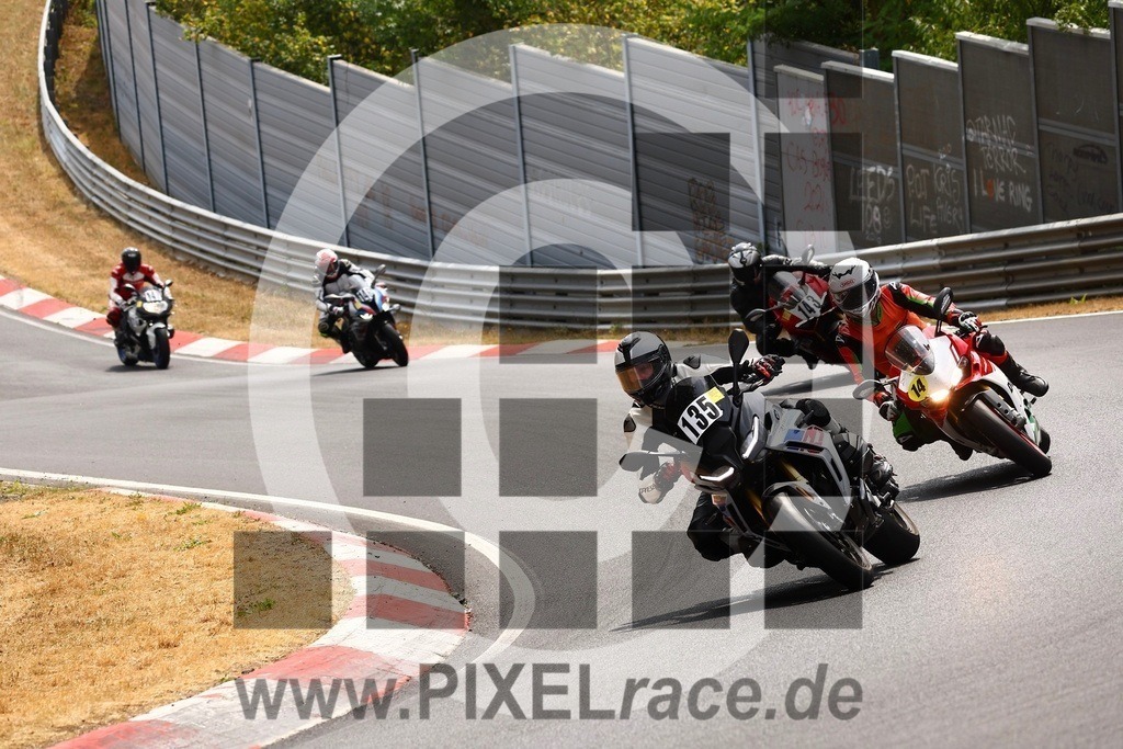 0135-20260803_04148 | Schöne Erinnerungen an spannende Momente - das festzuhalten ist unser Job. PIXELrace.de ist seit 2003 auf den Rennstrecken Europas unterwegs um die Action draußen beim Fahren und die wunderbare Stimmung imm Fahrerlager für euch einzufangen.