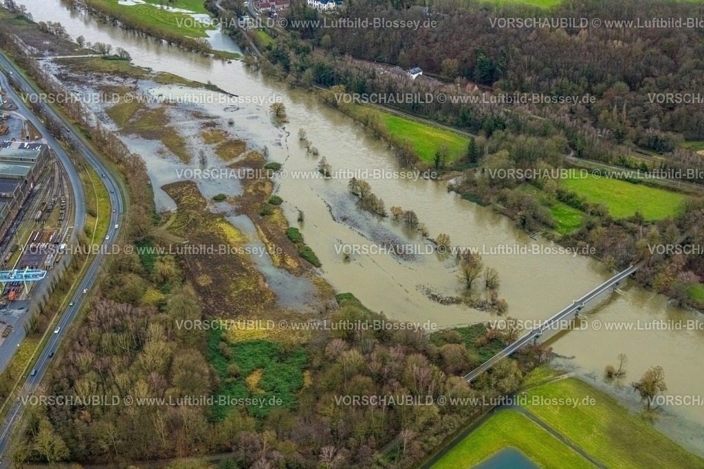 Witten231202009Ruhr-topaz | Luftbild, Ruhrhochwasser, Weihnachtshochwasser 2023, Fluss Ruhr tritt nach starken Regenfällen über die Ufer, Überschwemmungsgebiet an der Nachtigallbrücke, Bäume im Wasser, Witten, Ruhrgebiet, Nordrhein-Westfalen, Deutschland
