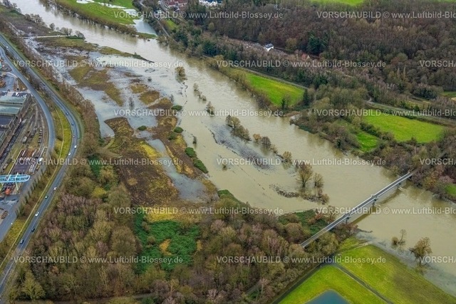 Witten231202009Ruhr-topaz | Luftbild, Ruhrhochwasser, Weihnachtshochwasser 2023, Fluss Ruhr tritt nach starken Regenfällen über die Ufer, Überschwemmungsgebiet an der Nachtigallbrücke, Bäume im Wasser, Witten, Ruhrgebiet, Nordrhein-Westfalen, Deutschland