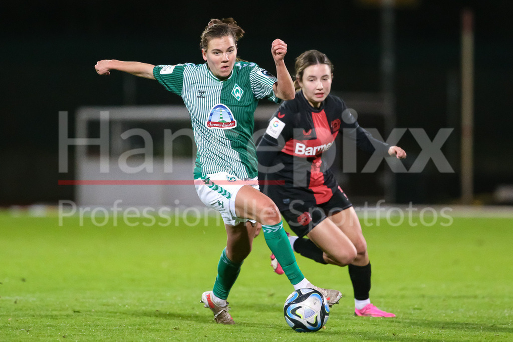 Fussball, Google Pixel Frauen-Bundesliga, SV Werder Bremen - Bayer 04 Leverkusen | v.li.: Rieke Dieckmann (SV Werder Bremen, 22) und Loreen Bender (Bayer 04 Leverkusen, 19) im Zweikampf, Duell, Dynamik, Aktion, Action, Spielszene, DIE DFB-RICHTLINIEN UNTERSAGEN JEGLICHE NUTZUNG VON FOTOS ALS SEQUENZBILDER UND/ODER VIDEOÄHNLICHE FOTOSTRECKEN. DFB REGULATIONS PROHIBIT ANY USE OF PHOTOGRAPHS AS IMAGE SEQUENCES AND/OR QUASI-VIDEO.