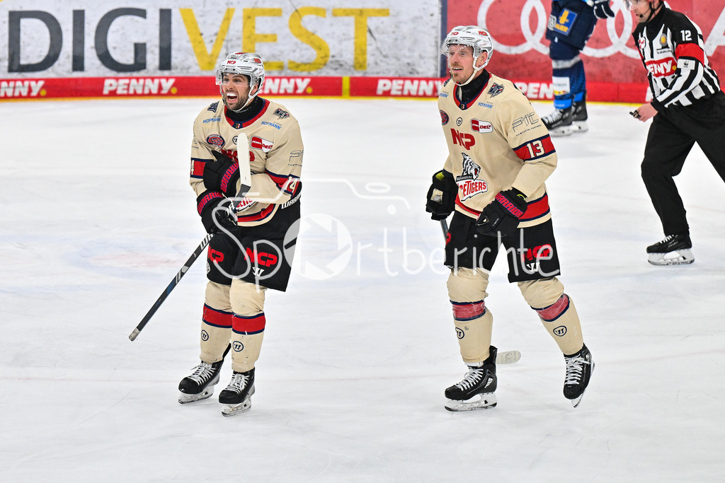 ERC Ingolstadt - Nuernberg Ice Tigers | Jubel der Gaeste nach dem Treffer zum 3-4 durch Owen HEADRICK (Nuernberg Ice Tigers 47) / Tor / Torschuetze / Freude / Happy / DEL: ERC Ingolstadt - Nuernberg Ice Tigers, Saturn Arena am 21.03.2025 / Cole MAER (Nuernberg Ice Tigers 14), Ryan STOA (Nuernberg Ice Tigers 13)