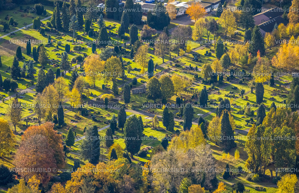 Witten231101417 | Luftbild, Evang. Friedhof Gräberfeld und Urnengräber Kolumbarium, Zypressen Eiben, und Laubbäume in herbstlichem Abendlicht, Pferdebachstraße, Witten, Ruhrgebiet, Nordrhein-Westfalen, Deutschland