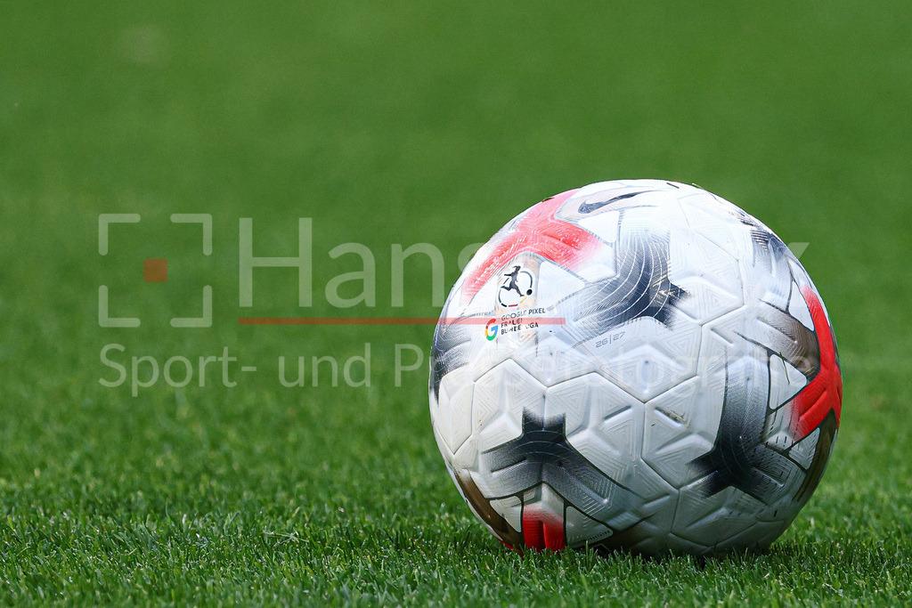 Fussball, UEFA Womens Champions League, VfL Wolfsburg - Inter Mailand | Der Spielball liegt auf dem Spielfeld, Rasen, Gras, Boden, Google Pixel Frauen-Bundesliga, Nike, Nike Control, Symbolfoto, Symbol, Symbolbild Fussball, Fußball, Ball, Offizieller Ball, Offizieller Spielball, Offical Match Ball, Offical Matchball