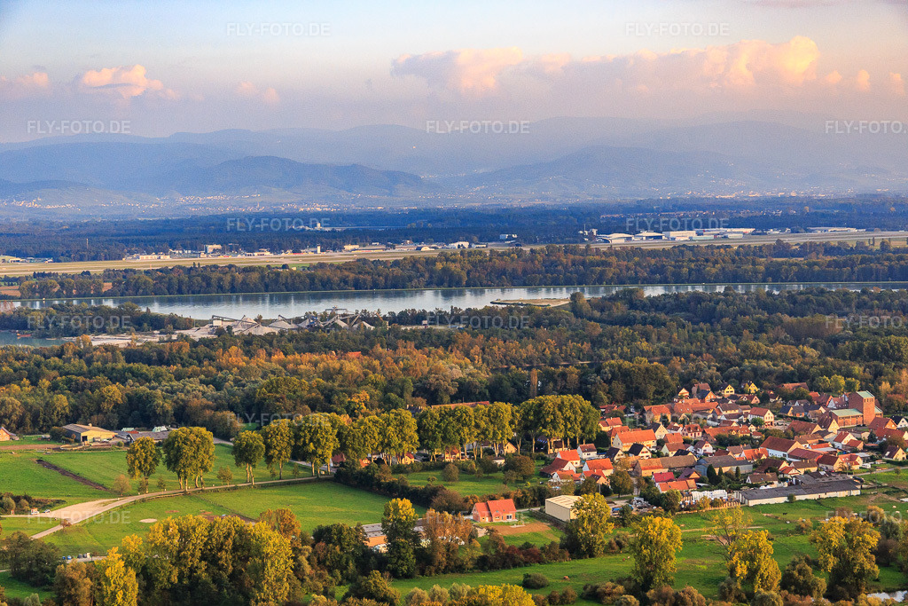 Luftbild: Ortsansicht von Nordwesten in Fort-Louis im Bundesland Bas-Rhin in Frankreich. – Foto: IMG_074351.jpg vom 04.10.2014 durch Werner Riehm/FLY-FOTO.de – Auflösung des Originals: 5472 x 3648 px