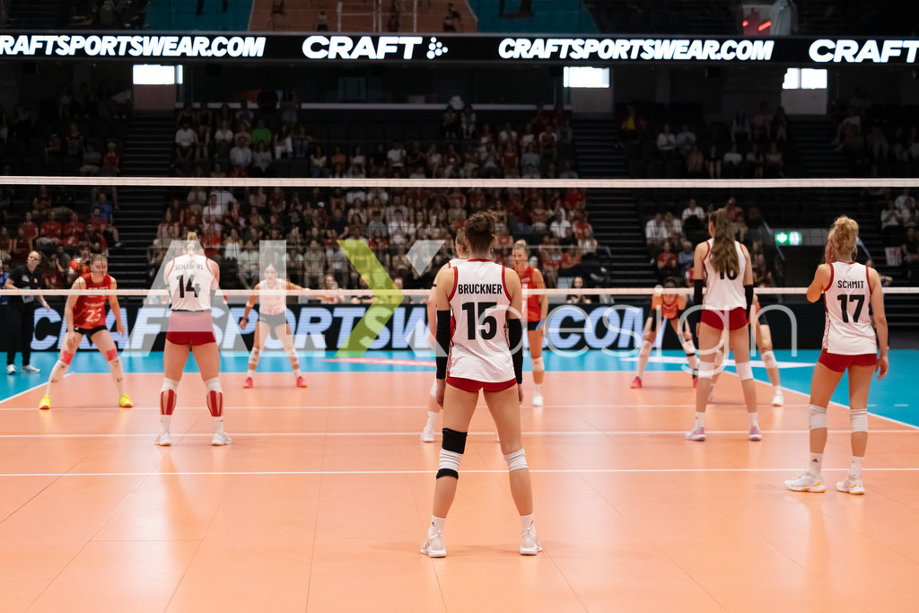 Austria v Switzerland - CEV European League Women | KRIENS, SWITZERLAND - JUNE 14: Both teams before a serve  during the CEV European League match between Austria and Switzerland at Pilatus Arena on June 14, 2026 in Kriens, Switzerland. - Realisiert mit Pictrs.com