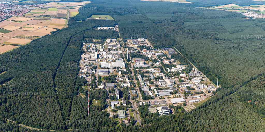Luftbild: Forschungs- Gebäude und Bürokomplex des KIT Campus Nord (früher Kernforschungszentrum Karlsruhe). im Ortsteil Leopoldshafen in Eggenstein-Leopoldshafen im Bundesland Baden-Württemberg in Deutschland. Foto: IMG_128015-Pano.jpg vom 12.08.2021 durch Werner Riehm/FLY-FOTO.deAuflösung des Originals: 7355 x 3678 px