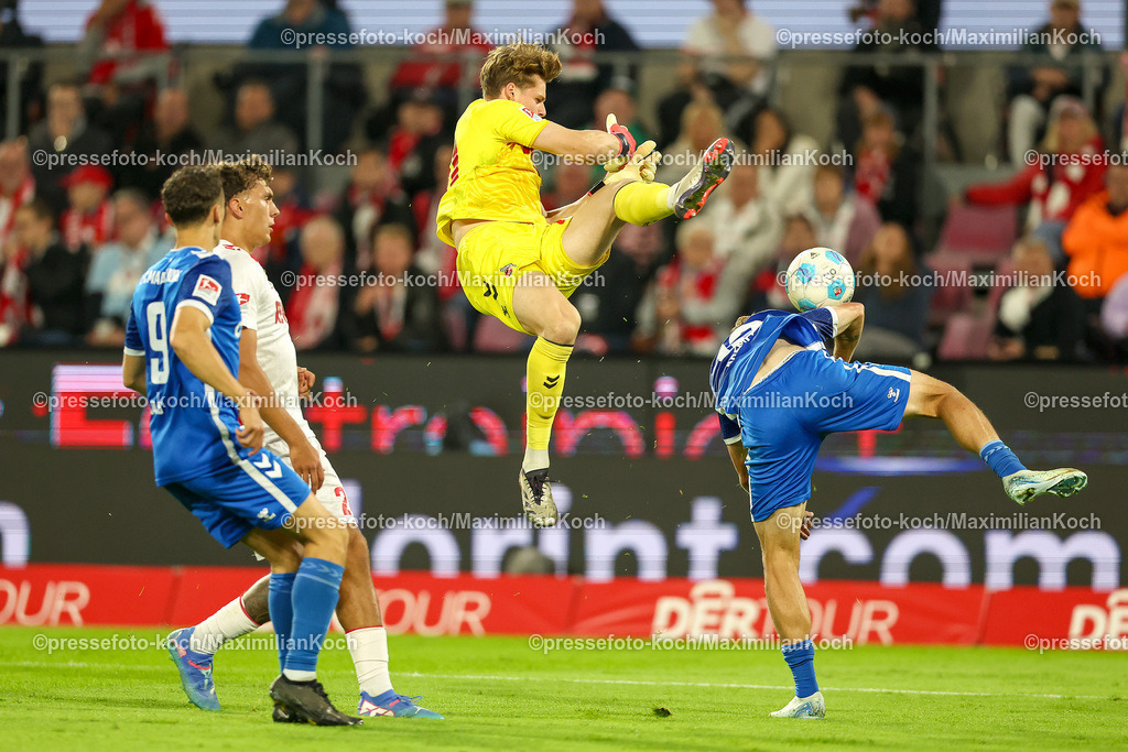 Koe14092401013 | 14.09.2024, 2. Fußball Bundesliga, 1. FC Köln - 1. FC Magdeburg, RheinEnergieSTADION, Saison 2024 2025: Torwart Jonas Urbig (1.FC Köln #40) verteidigt das Tor gegen Connor Krempicki (1.FC Magdeburg #13) und wirbelt dabei wild durch die Luft. DFB regulations prohibit any use of photographs as image sequences and or quasi-video.