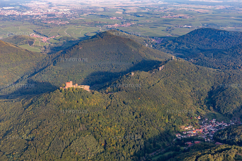 Luftbild: Die 4 Burgen Trifels, Anebos, Jungturm und Münz in Annweiler am Trifels im Bundesland Rheinland-Pfalz in Deutschland. Foto: IMG_103533.jpg vom 21.09.2017 durch Werner Riehm/FLY-FOTO.de