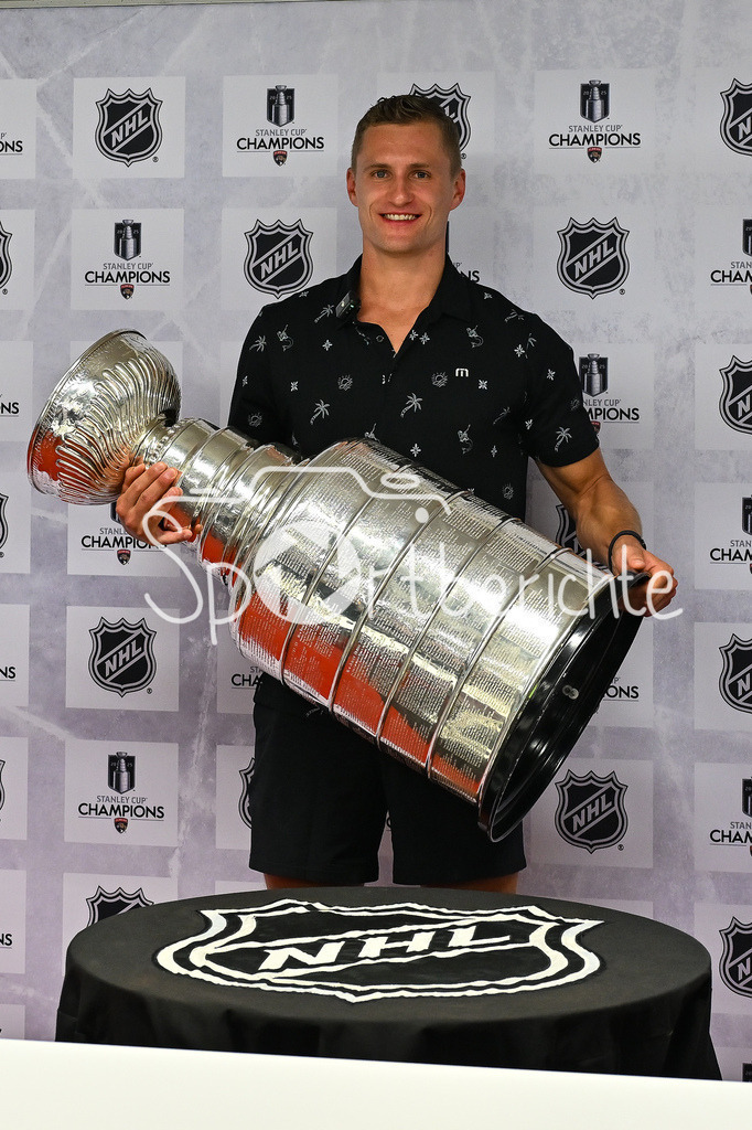 Cup Day | Nico STURM bringt den Stanley Cup zum zweiten mal nach Augsburg / Im Bild der offizielle Pressetermin mit RT1 Moderator Alex KUNZ