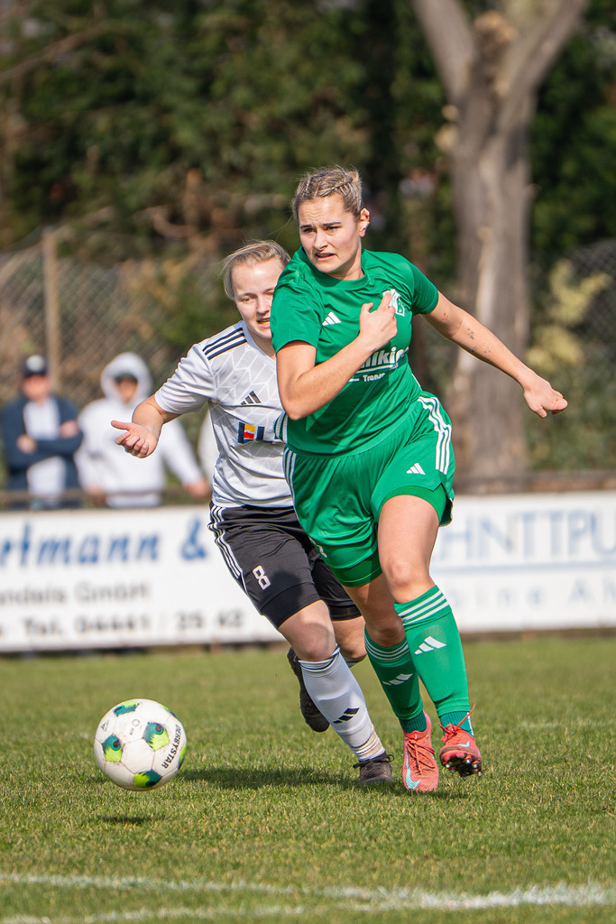 Fußball I Frauen I Saison 2025-2026 I Oberliga Niedersachsen I 15. Spieltag I TuS Lutten - FC Jesteburg-Bendestorf I 6675 | jns.sportfotos - Realisiert mit Pictrs.com