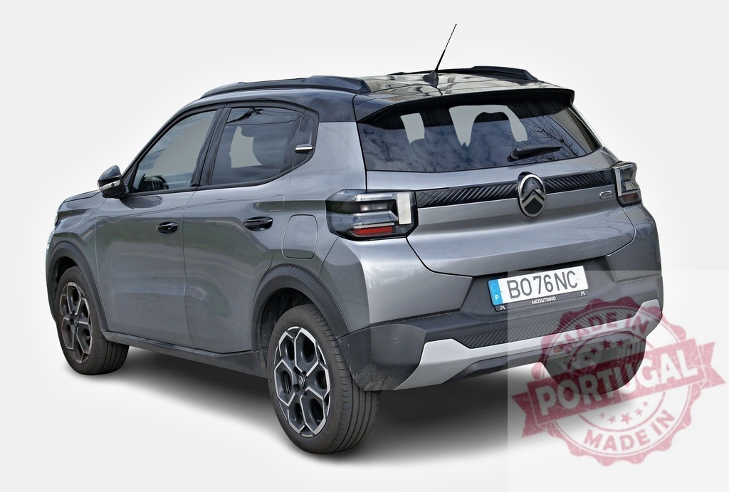 Brand new Citroen C3 Aircross showcasing its rear design | Modern compact SUV parked, highlighting its sleek gray body and distinctive taillights - Realisiert mit Pictrs.com