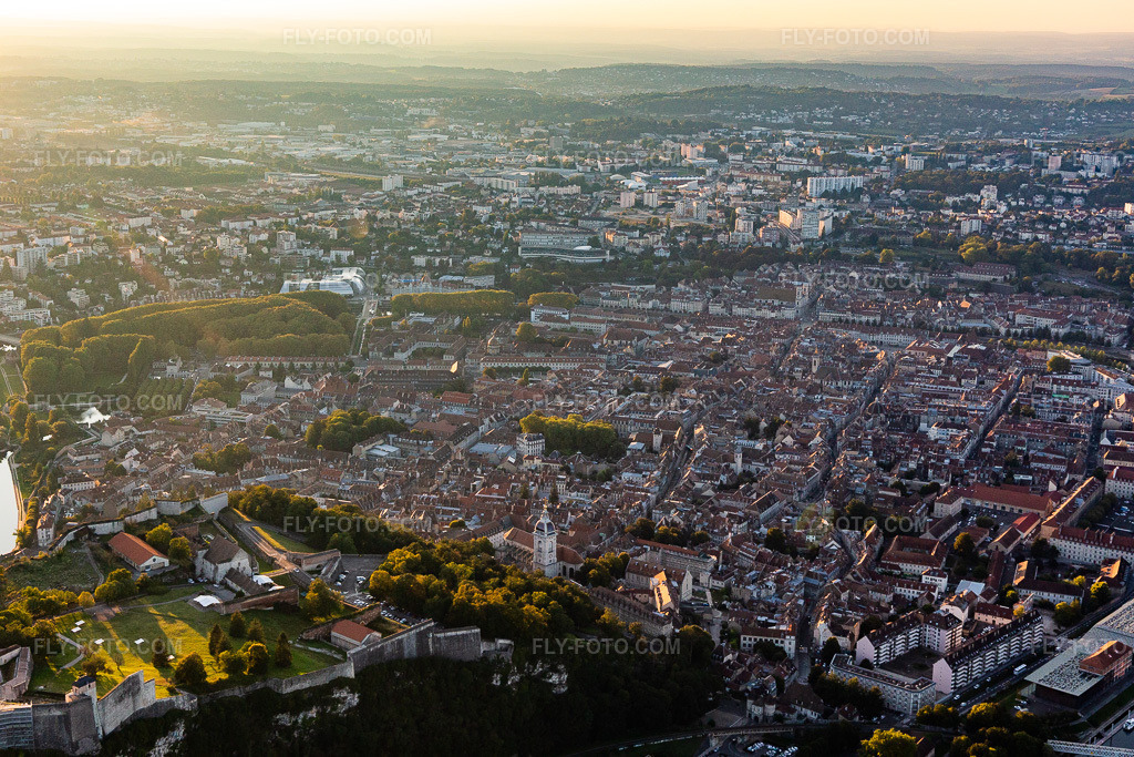 Aerial view: Old town area and city center in a bend of the Doubs river in the district Citadelle in Besançon in the state Doubles, France.Photo: IMG_129658.jpg taken on 09/23/2021 by Werner Riehm/FLY-FOTO.comResolution of the original: 5472 x 3648 px