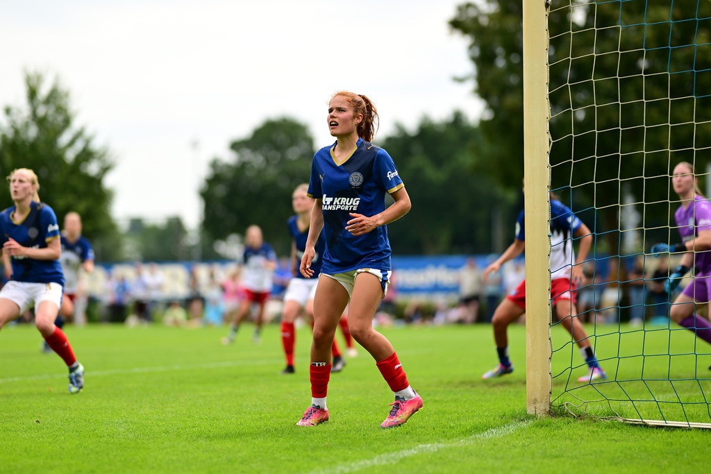 Fußball I Frauen I Saison 2025-2026 I Testspiel I Hamburger SV - Holstein Kiel | Zoe Luisa Tolksdorf (14, Holstein Kiel) - Realisiert mit Pictrs.com