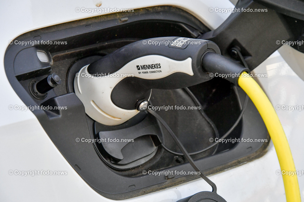 Linz_ 30.10.2025-3 | 30.10.2025, LINZ, AUT, Linz, im Bild Themenbild, Elektroauto, Ladekabel, Stromanschluss, E-Mobilitaet, Elektromobilitaet, Laden, Fahrzeug, Ladestation, Energie, Umweltfreundlich, Mennekes, Typ 2 Stecker, weiss, Auto, nachhaltige Mobilitaet, Stromladung, moderne Technik, Feature, Symbobild