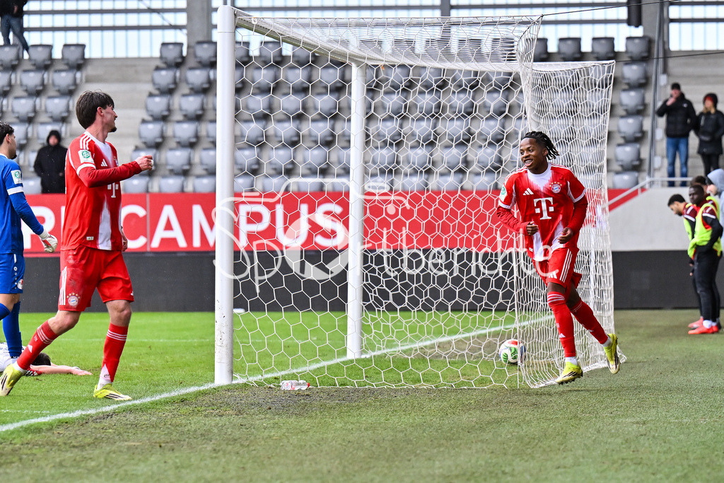 FC Bayern München - Berliner Athletik Klub | MUNICH, GERMANY - 21. FEBRUARY: Jubel der kleinen Bayern nach dem Treffer zum 5-1 durch Wisdom MIKE (FC Bayern München U19 11) / Tor / Torschuetze / Freude / Happy / während dem Spiel zwischen der U19 des FC Bayern München und der U19 des Berliner Athletik Klubs am 3. Spieltag der DFB-U19 Nachwuchsliga am FC Bayern Campus