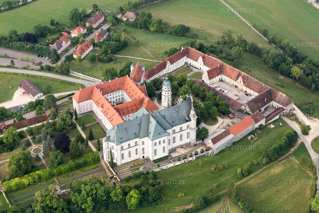 Luftbild: Gebäudekomplex des Klosters und Museums Neresheim in Neresheim im Bundesland Baden-Württemberg in Deutschland. Foto: IMG_101621.jpg vom 08.07.2017 durch Werner Riehm/FLY-FOTO.de