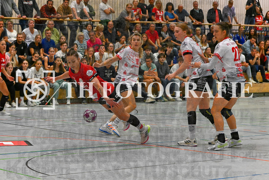 DEU, HSG Freiburg - TG Nuertingen, Handball, 2. Handball-Bundesliga, Saison 2023/2024, 04. Spieltag, Saison 2023/2024, 07.10.2023 | Jessica Peter (HSG Freiburg, #48) versucht den Ball Richtung Tor zu lenken.

DEU, HSG Freiburg - TG Nuertingen, Handball, 2. Handball-Bundesliga, Saison 2023/2024, 04. Spieltag, Saison 2023/2024, 07.10.2023

Foto: Eibner-Pressefoto/Thomas Hess