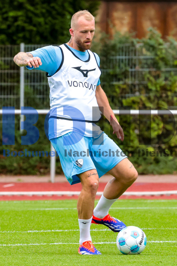 1. Fussball Bundesliga:  Trainingsauftakt VfL Bochum 1848 {date} -  | {headline}(Foto: Sebastian Sendlak / BOND)DFL regulations prohibit any use of photographs as image sequences and/or quasi-videos. - Realisiert mit Pictrs.com