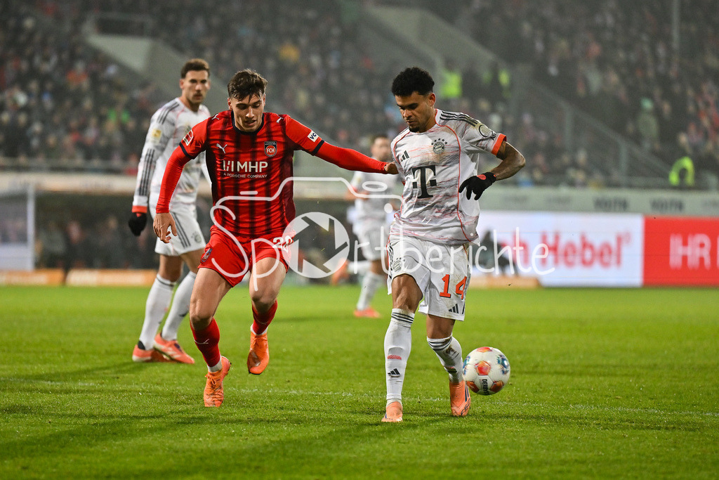 1. FC Heidenheim - FC Bayern München | HEIDENHEIM, GERMANY - 21. DECEMBER: im Duell Luca KERBER (1. FC Heidenheim 20) und Luis DIAZ (FC Bayern Munich 14) während dem Bundesligamatch zwischen dem 1. FC Heidenheim und dem FC Bayern München am 15. Spieltag in der Voith-Arena / DFL REGULATIONS PROHIBIT ANY USE OF PHOTOGRAPHS AS IMAGE SEQUENCES AND/OR QUASI-VIDEO