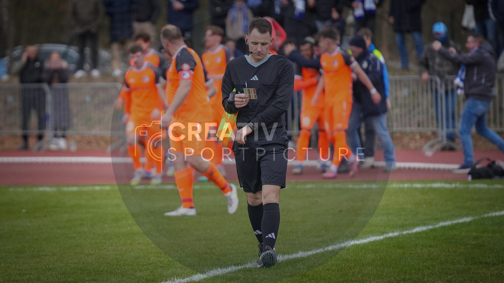 Fußball, Herren, Saison 2025/2026, Landespokal Brandenburg, Halbfinale, RSV Eintracht 1949 vs. VfB 1921 Krieschow, Samstag 28.03.2026, Sportplatz-Heinrich-Zille-Straße | Fußball, Herren, Saison 2025/2026, Landespokal Brandenburg, Halbfinale, RSV Eintracht 1949 vs. VfB 1921 Krieschow, Samstag 28.03.2026, Sportplatz-Heinrich-Zille-Straße, Im Bild: Schiedsrichter-Assistent Florian Lukawski - Realisiert mit Pictrs.com