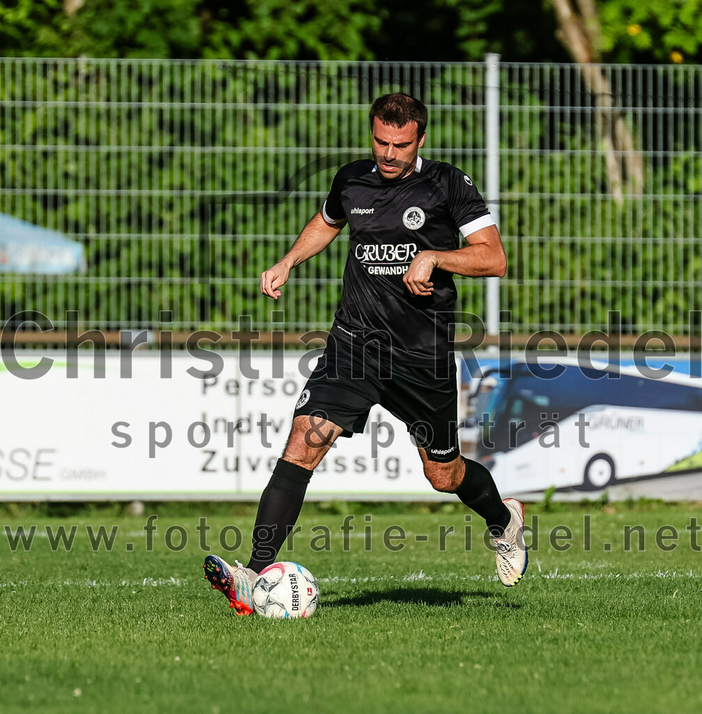 2023-07-18_044_FC_Herzogstadt_gegen_FC_Eitting | Erding, Deutschland, 18.07.2023:
Fußball, TOTO Pokal 2023 / 2024, 1. Spieltag, FC Herzogstadt gegen FC Eitting, Endergebnis: 2:4 n.E.

Christoph Greckl (FC Herzogstadt, #5)

Foto: Christian Riedel / fotografie-riedel.net