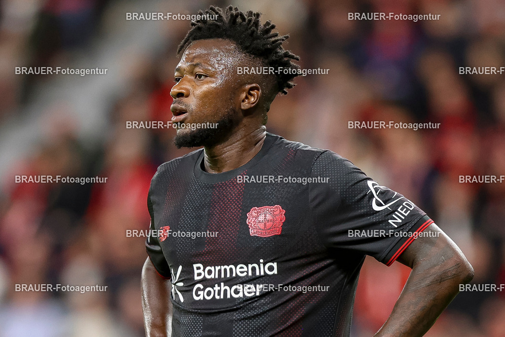 Bayer 04 Leverkusen vs Eintracht Frankfurt - Bundesliga  | Leverkusen, Deutschland, 12.09.25:   Edmond Faycial Tapsoba (Bayer 04 Leverkusen) schaut waehrend des Spiels der Bundesliga zwischen  Bayer 04 Leverkusen vs Eintracht Frankfurt in der BayArena(Foto von Brauer-Fotoagentur / Adrian Schlueter)