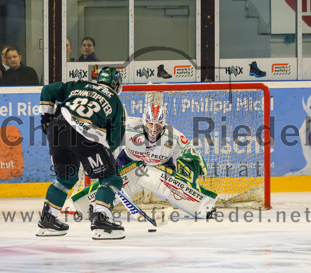 2025-09-21_027_TSV_Erding_gegen_Hoechstadter_Alligators | Erding, Deutschland, 21.09.2025:Eishockey, Oberliga Süd 2025 / 2026, 2. Spieltag, TSV Erding gegen Höchstadter Alligators, Endergebnis: 3:4Marc Schmidpeter (Erding Gladiators, #33), Torwart Luca Ganz (Höchstadt Alligators, #35)Foto: Christian Riedel / fotografie-riedel.net