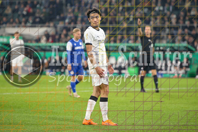 Borussia Mönchengladbach vs Karlsruher SC - DFB-Pokal 2. Runde | Mönchengladbach, Deutschland, 28.10.25:   Shuto Machino (Borussia Mönchengladbach) schaut waehrend des Spiels der DFB-Pokal 2. Runde zwischen Borussia Mönchengladbach vs Karlsruher SC im Stadion im Borussia Park(Foto von Brauer-Fotoagentur / Adrian Schlueter)