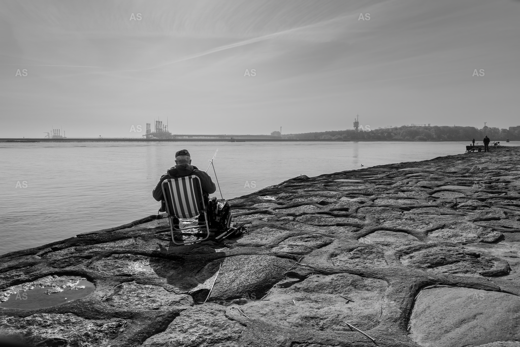Solitude | A solitary figure surrounded by silence and space. - Realisiert mit Pictrs.com