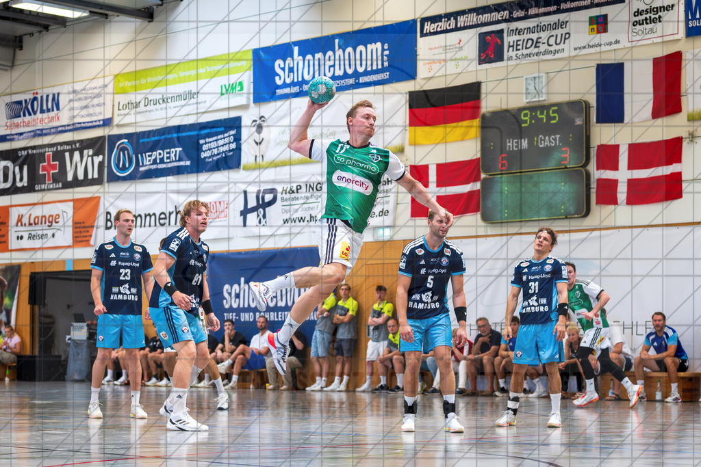 IHC 2026 - TSV Hannover-Burgdorf vs. HC Hamburg | August Pedersen (TSV Hannover-Burgdorf #17); IHC 2026 - TSV Hannover-Burgdorf vs. HC Hamburg am 09.08.26 in Sporthalle KGS, Schneverdingen - Realisiert mit Pictrs.com