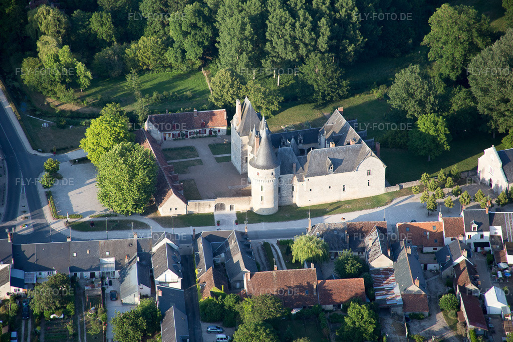Luftbild: Ortsansicht in Fougères-sur-Bièvre im Bundesland Loir-et-Cher in Frankreich. – Foto: IMG_081267.jpg vom 19.06.2015 durch Werner Riehm/FLY-FOTO.de – Auflösung des Originals: 5472 x 3648 px