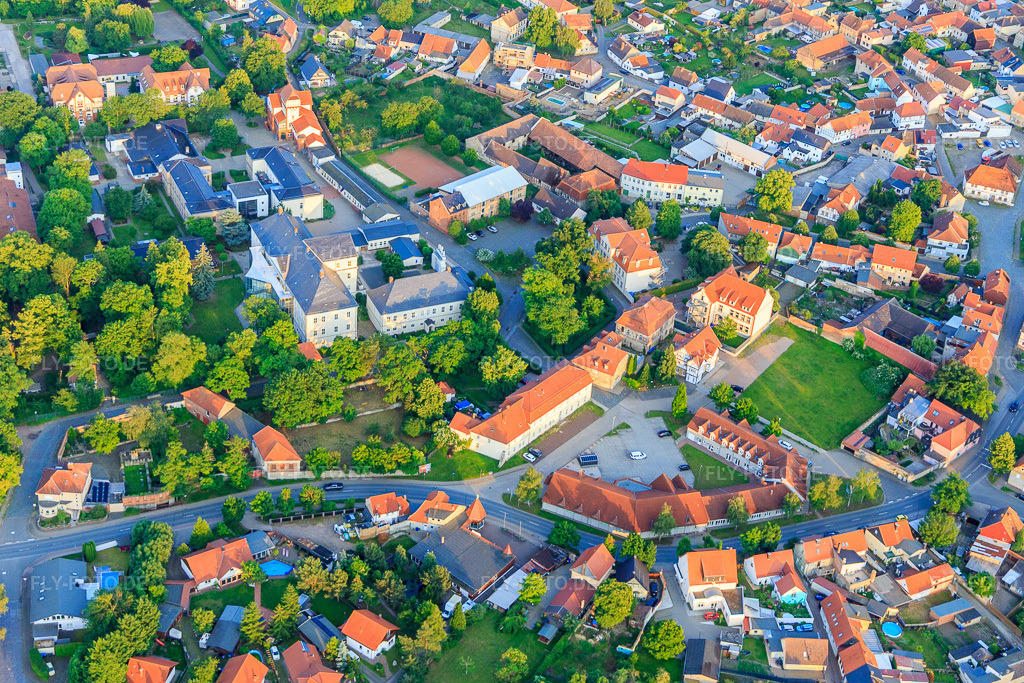 Luftbild: Domäne, Grundschule Prinzenhaus und Schloß Hoym Stiftung im Ortsteil Hoym in Seeland im Bundesland Sachsen-Anhalt in Deutschland. – Foto: IMG_148068.jpg vom 11.06.2025 durch Werner Riehm/FLY-FOTO.de – Auflösung des Originals: 4764 x 3176 px – Grundschule 