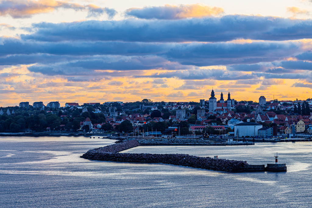 Blick über die Hafeneinfahrt mit Mole auf die Altstadt von Visby, Schweden | Blick über die Hafeneinfahrt mit Mole auf die Altstadt von Visby, Schweden.