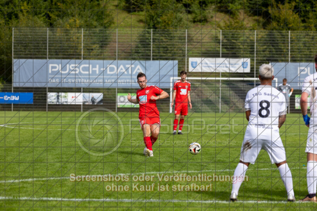 20250831_154246_0635 | #,TSG Salach (weiß) vs. SV Ebersbach (rot), Fußball, Bezirksliga - Bezirk Neckar/Fils, 02. Spieltag, Saison 2025/2026, Rasensportplatz, Staufenecker Straße, 73084 Salach, 31.08.2025 - 15:00 Uhr,Foto: PhotoPeet-Sportfotografie/Peter Harich